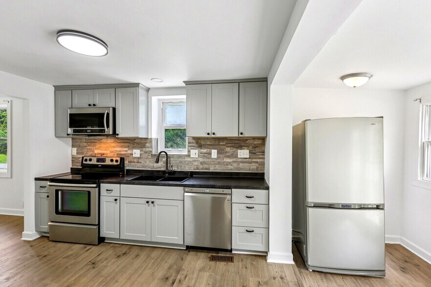 More Photos Of 9955 Belair Rd, Kingsville Flex For Lease