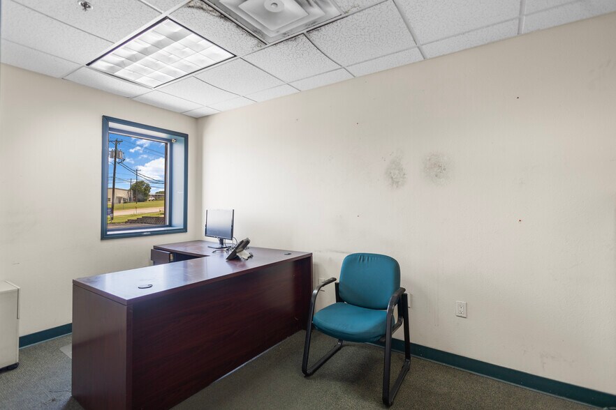 More Photos Of 2307 E Erwin St, Tyler Manufacturing For Lease