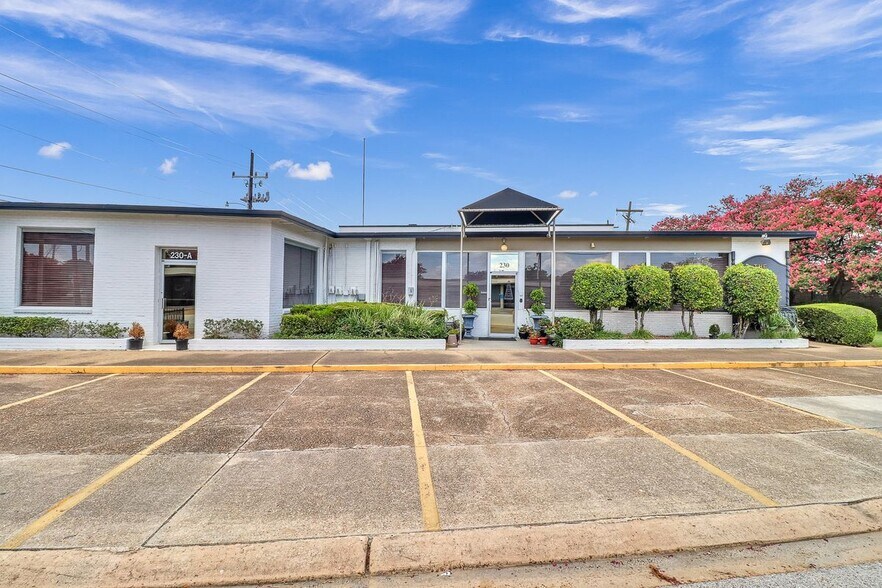 More Photos Of 230 Heymann Blvd/200 Travis st, Lafayette Office For Sale