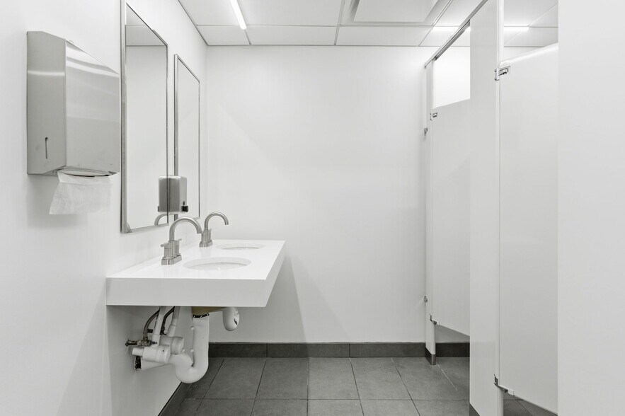 More Photos Of 125 Chenoweth Ln, Louisville Office Residential For Lease