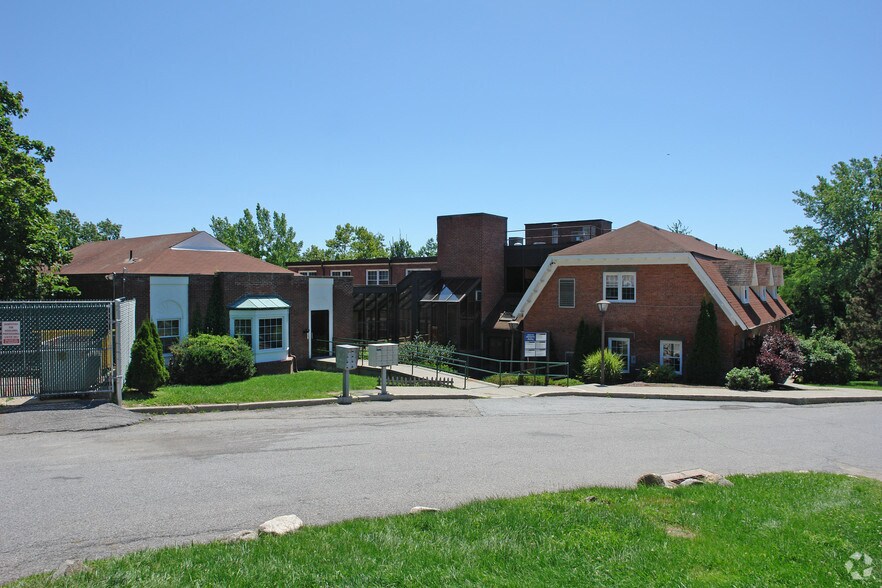 Primary Photo Of 2 Stowe Rd, Peekskill Medical For Sale