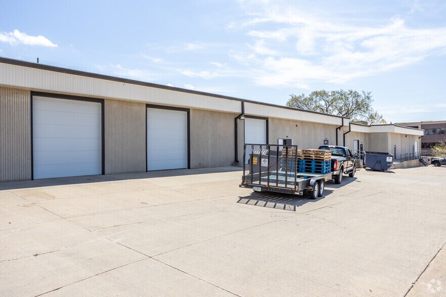 More Photos Of 3000-3070 100th St, Urbandale Showroom For Lease