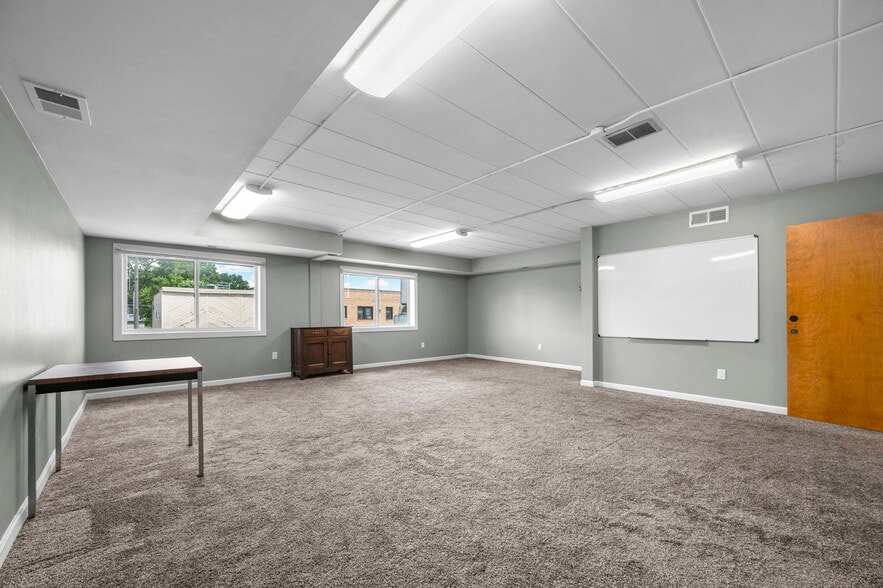 More Photos Of 735-737 Snelling Ave N, Saint Paul Storefront Retail Office For Lease