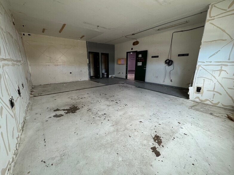 More Photos Of 4920 W Pico Blvd, Los Angeles Light Manufacturing For Lease