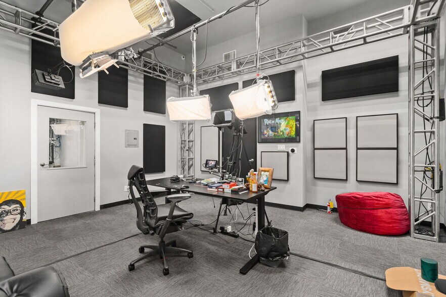 More Photos Of 5250 Vineland Ave, North Hollywood Loft Creative Space For Lease