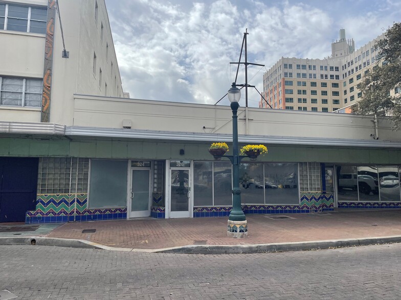 Primary Photo Of 324-328 W Houston St, San Antonio Storefront For Lease