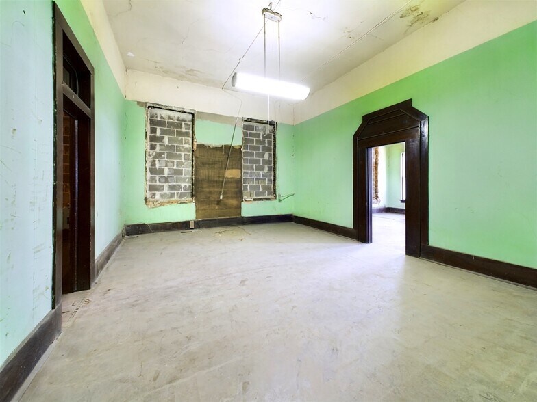 More Photos Of 309 S Ohio Ave, Sedalia Storefront Retail Office For Sale