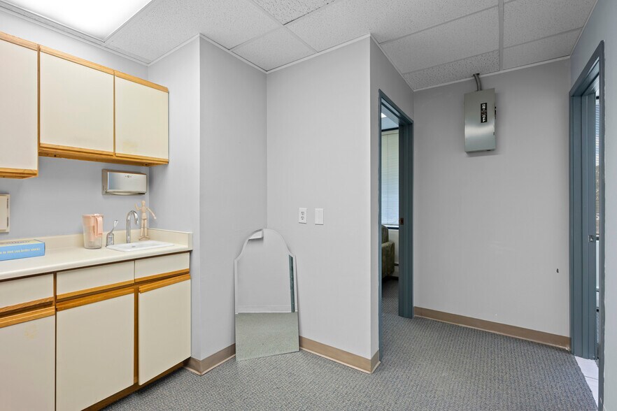 More Photos Of 7373 W Jefferson Ave, Lakewood Medical For Sale