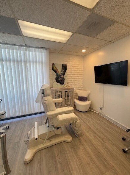 More Photos Of 881 Dover Dr, Newport Beach Medical For Lease