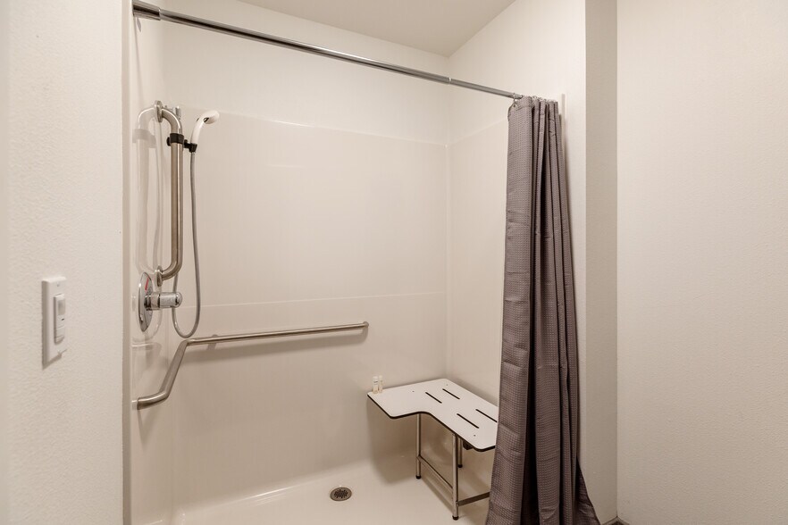 More Photos Of 721-731 SE Yamhill St, Portland Showroom For Lease