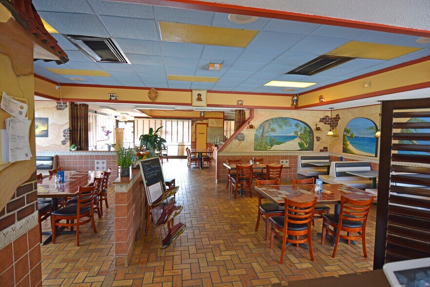 More Photos Of 101 N Us-17, Palatka Drugstore For Sale