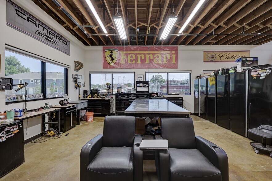 More Photos Of 102 S Wall Ave, Joplin General Retail For Lease