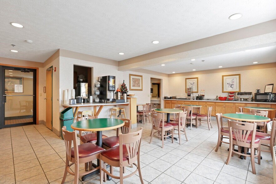 More Photos Of 509 S Wooster Ave, Strasburg Hotel For Sale