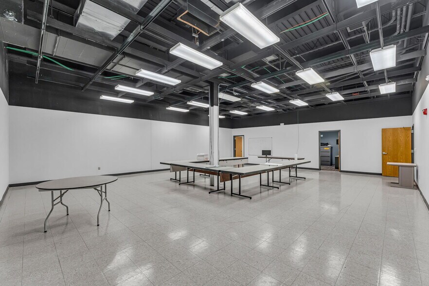 More Photos Of 400 SE Jefferson St, Topeka Flex For Sale