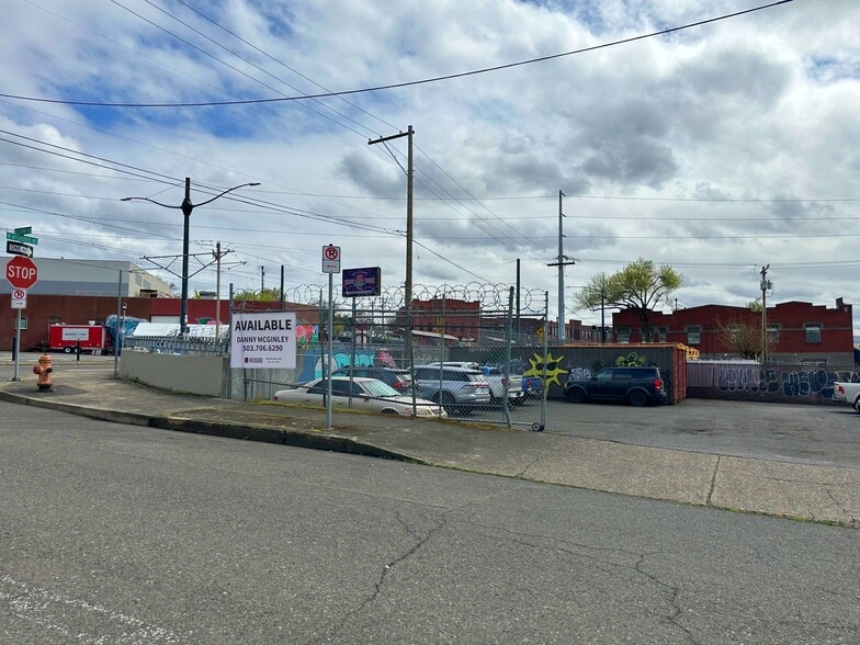 More Photos Of 2335 N Clark Ave, Portland Warehouse For Lease
