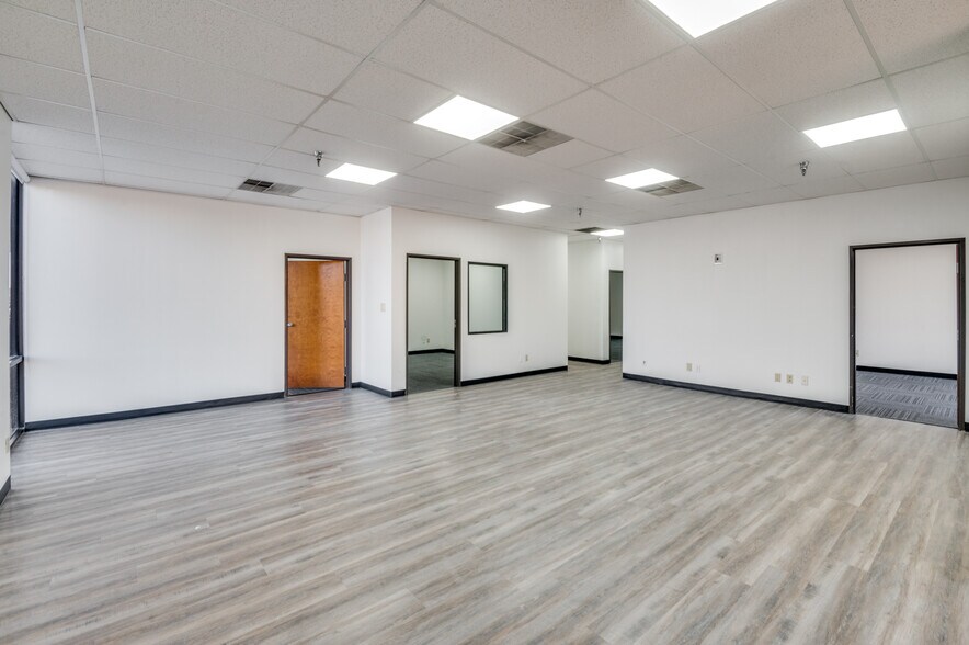 More Photos Of 4030 Express St, Arlington Distribution For Lease