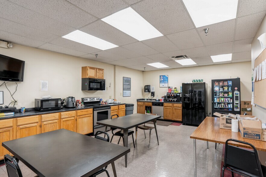 More Photos Of 2301 Fleur Dr, Des Moines Warehouse For Sale