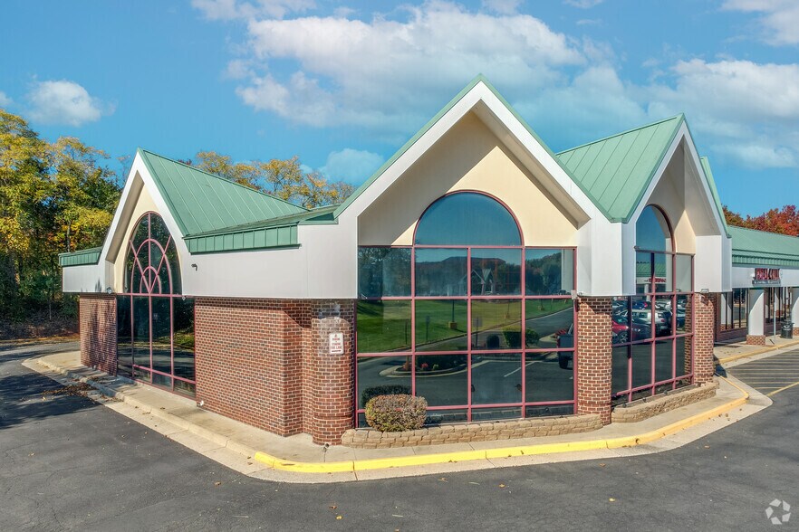 More Photos Of 20921 Davenport Dr, Sterling General Retail For Lease