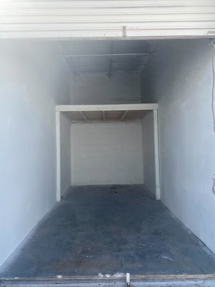 More Photos Of 4500-4560 N Dixie Hwy, Oakland Park Light Manufacturing For Lease