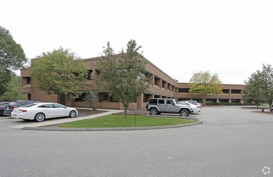 More Photos Of 32100 Telegraph Rd, Bingham Farms Medical For Lease