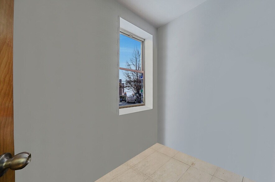 More Photos Of 280 Grand St, New York Storefront Retail Office For Lease