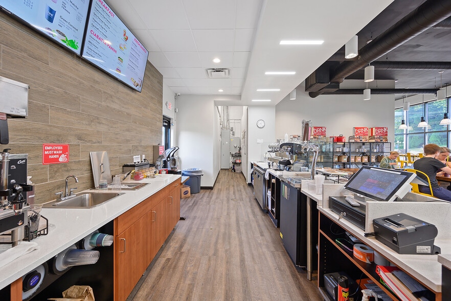 More Photos Of 5229 Madison Rd, Cincinnati Storefront Retail Office For Lease