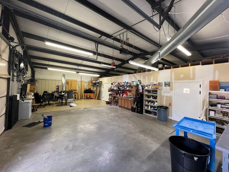 More Photos Of 370 S 40th St, Springdale Warehouse For Lease