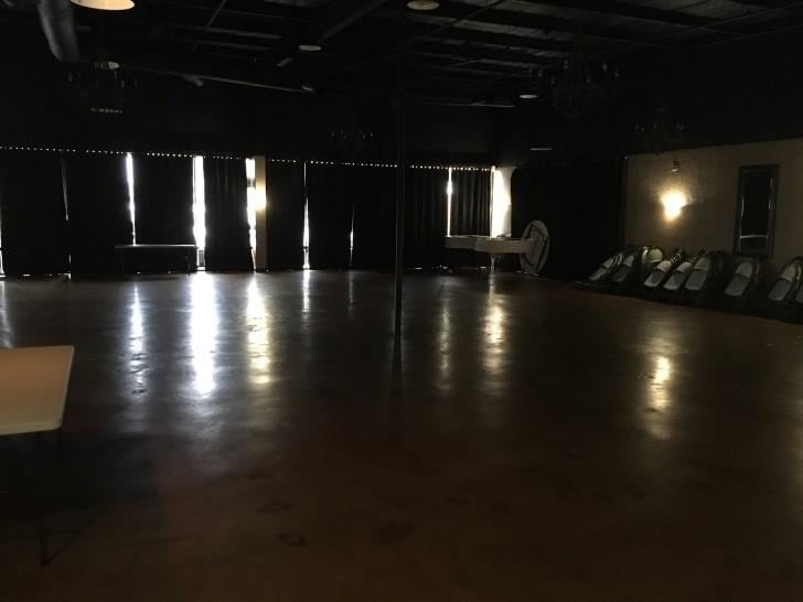 More Photos Of 201 Executive Way, DeSoto Showroom For Lease