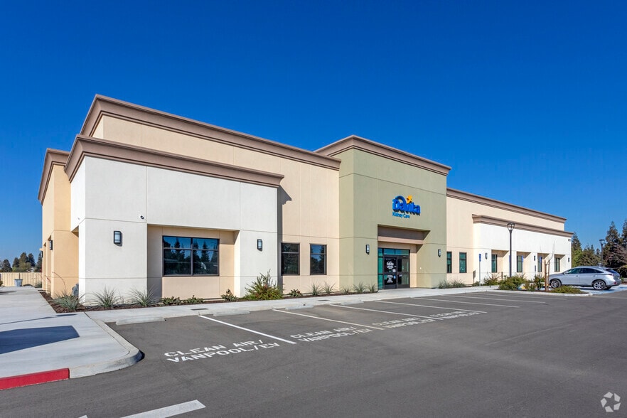 Primary Photo Of 4679 W Spruce Ave, Fresno Medical For Sale