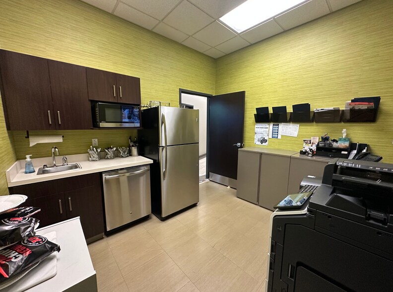 More Photos Of 3801-3805 Brownsboro Rd, Louisville Restaurant For Lease