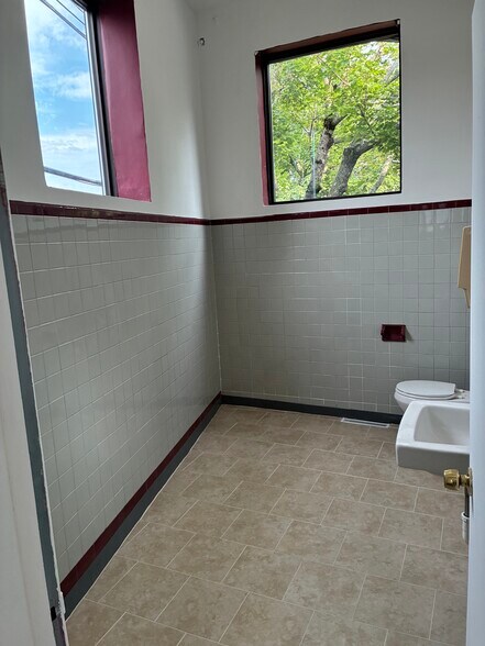 More Photos Of 132 Franklin St, Torrington Office For Lease