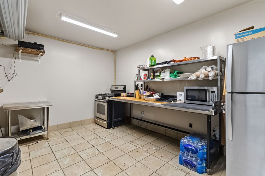 More Photos Of 2081 Piper Ln, London Industrial For Lease