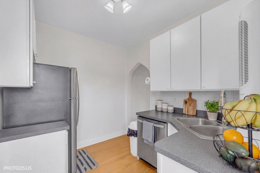 More Photos Of 6533 W North Ave, Oak Park Storefront Retail Office For Sale