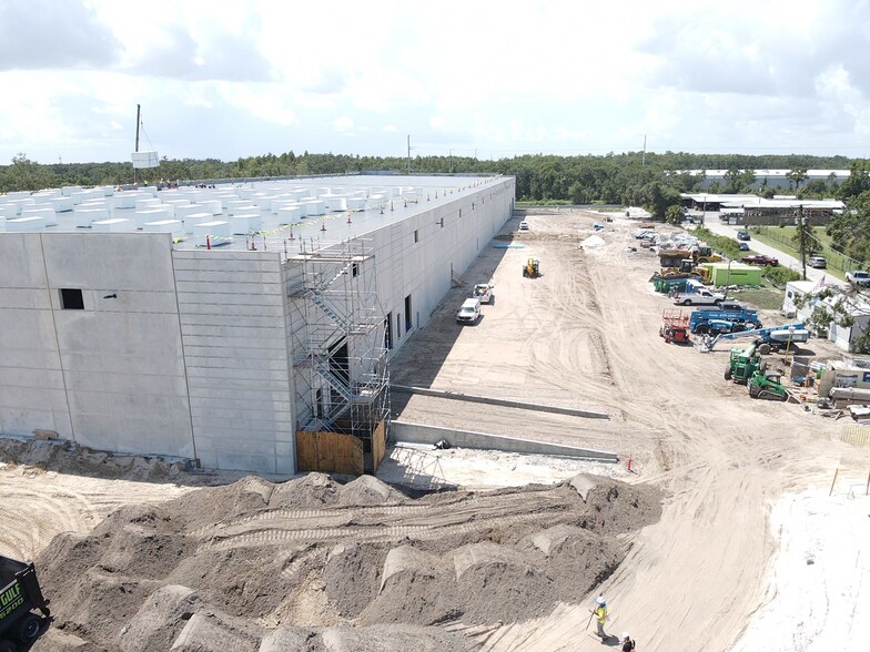 More Photos Of 4908 W Linebaugh Ave, Tampa Distribution For Lease