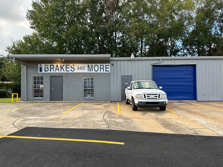 More Photos Of 11859 Florida Blvd, Baton Rouge General Retail For Lease