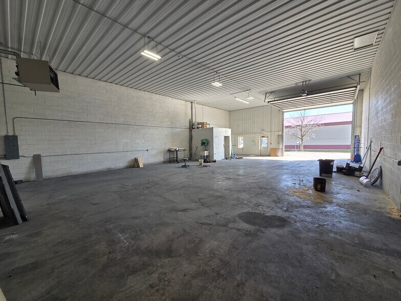 More Photos Of 21757 S Center Ave, New Lenox Warehouse For Lease