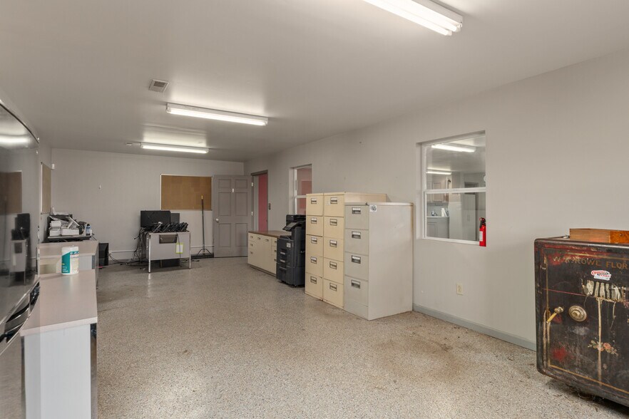 More Photos Of 2149 E Frontage Rd, Staunton Auto Dealership For Sale