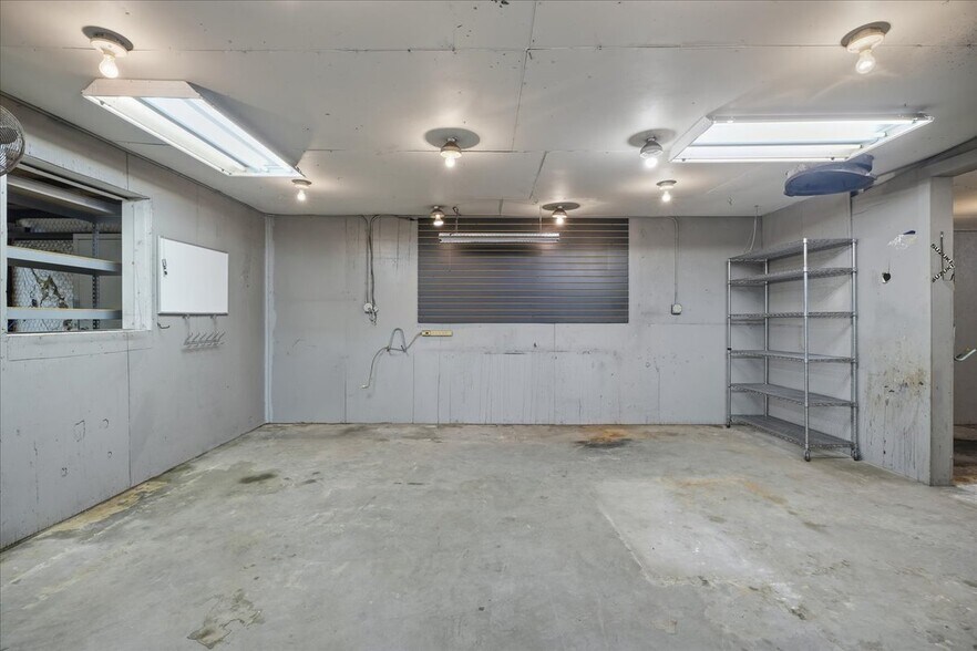 More Photos Of 3118 E Slaton Hwy, Lubbock Showroom For Sale