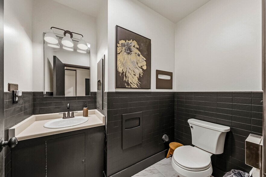 More Photos Of 239 SE G St, Grants Pass General Retail For Sale