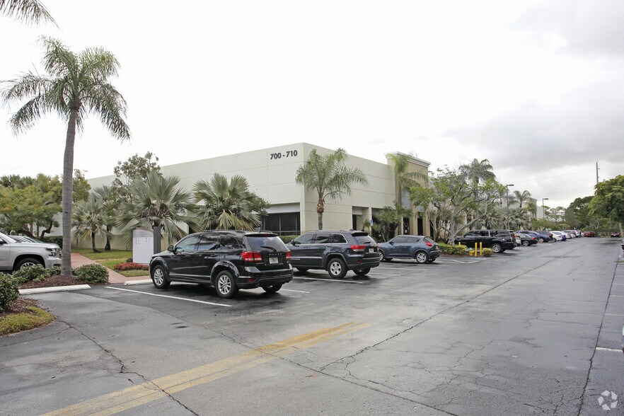 More Photos Of 700-710 S Military Trl, Deerfield Beach Warehouse For Lease