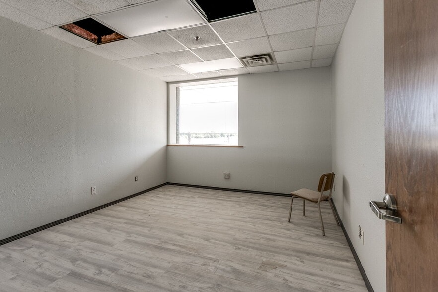 More Photos Of 3500 NW 39th St, Oklahoma City Office For Sale