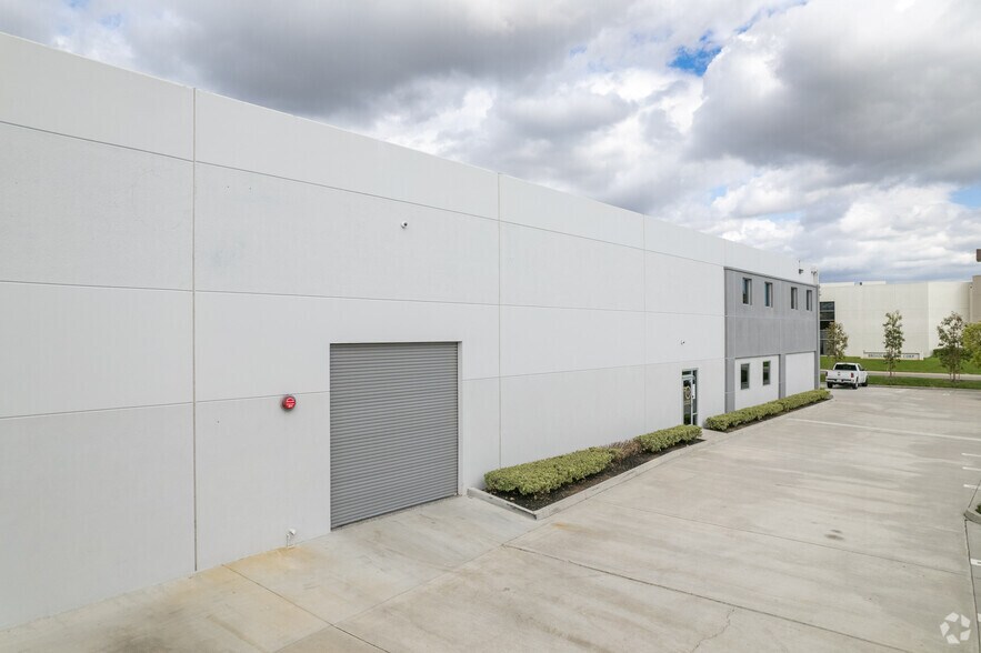 More Photos Of 18-36 Thomas, Irvine Warehouse For Lease