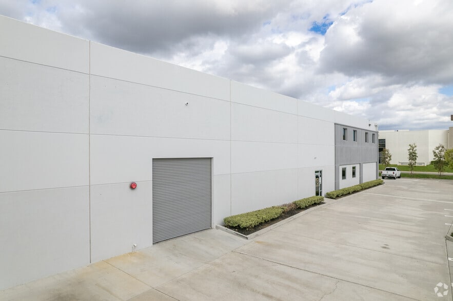 More Photos Of 18-36 Thomas, Irvine Warehouse For Lease