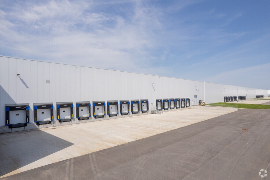 More Photos Of 1075 Boul Bd Gérard-Cadieux, Salaberry-de-valleyfield Distribution For Sale