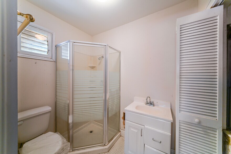 More Photos Of 411 Burns Ct, Sarasota Office For Sale