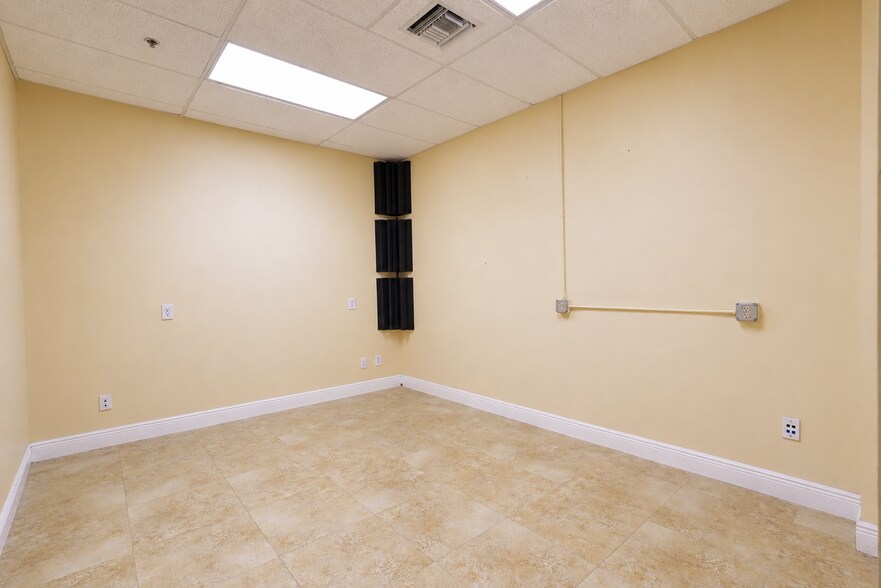 More Photos Of 20841 Johnson St, Pembroke Pines Warehouse For Lease