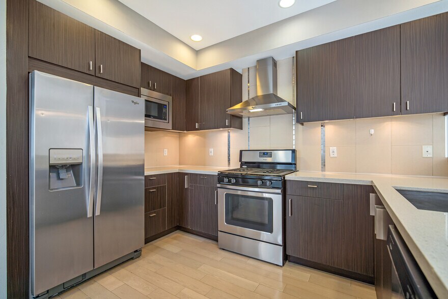 More Photos Of 11900 Courtleigh Dr, Los Angeles Apartments For Sale