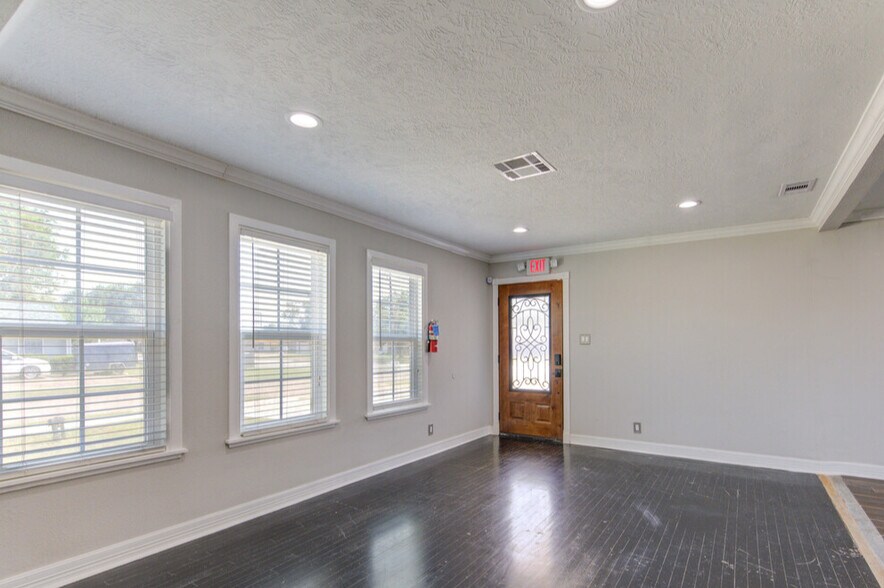 More Photos Of 2208 Strawberry Rd, Pasadena Office Residential For Sale