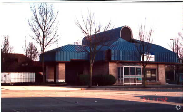 More Photos Of 10350 NE 10th St, Bellevue Bank For Sale