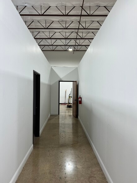 More Photos Of 10939 Shady Trl, Dallas Distribution For Lease
